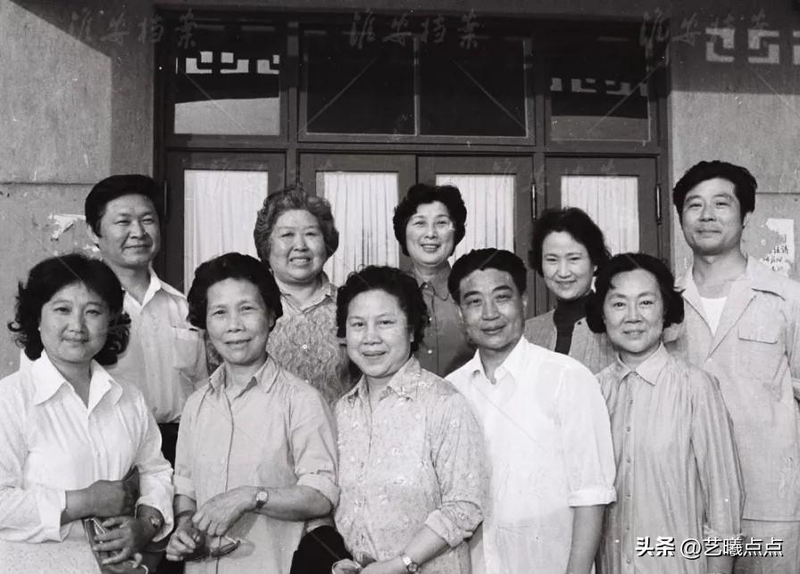 上世纪八十年代，六位越剧宗师，再加一位著名的京剧男旦艺术家，此老照片太珍贵了。
