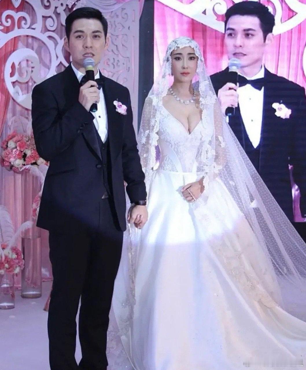 穿这种婚纱结婚老年人应该看不习惯吧！ ​​​