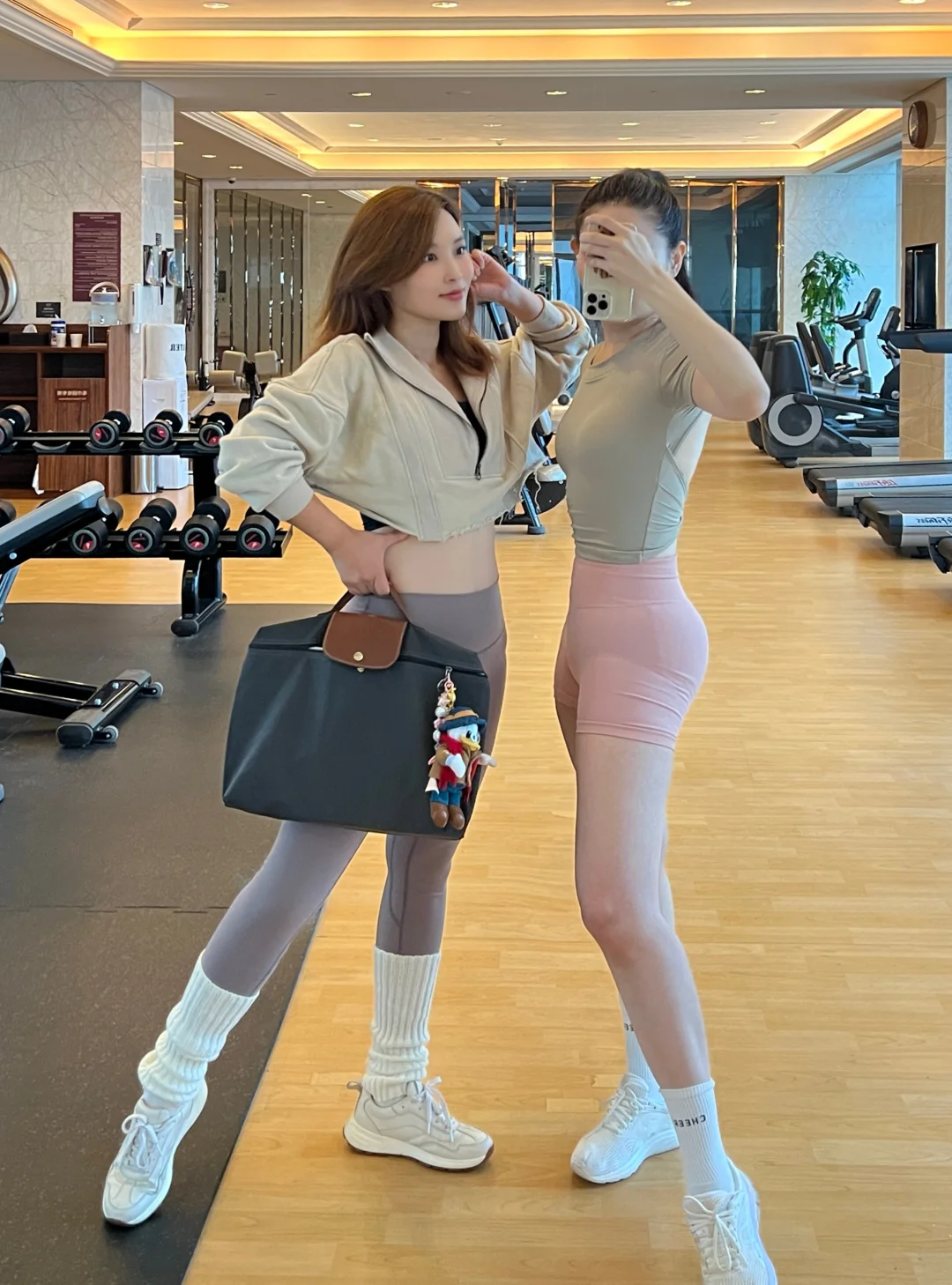 快乐的姐妹健身穿搭