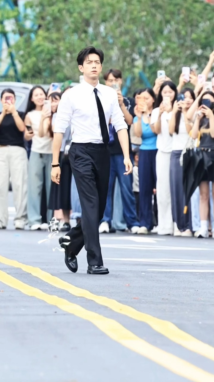 李现《雾里青》今日造型路透极品男模走秀出场，又帅出了新高度孟弗渊夯爆了李现李现