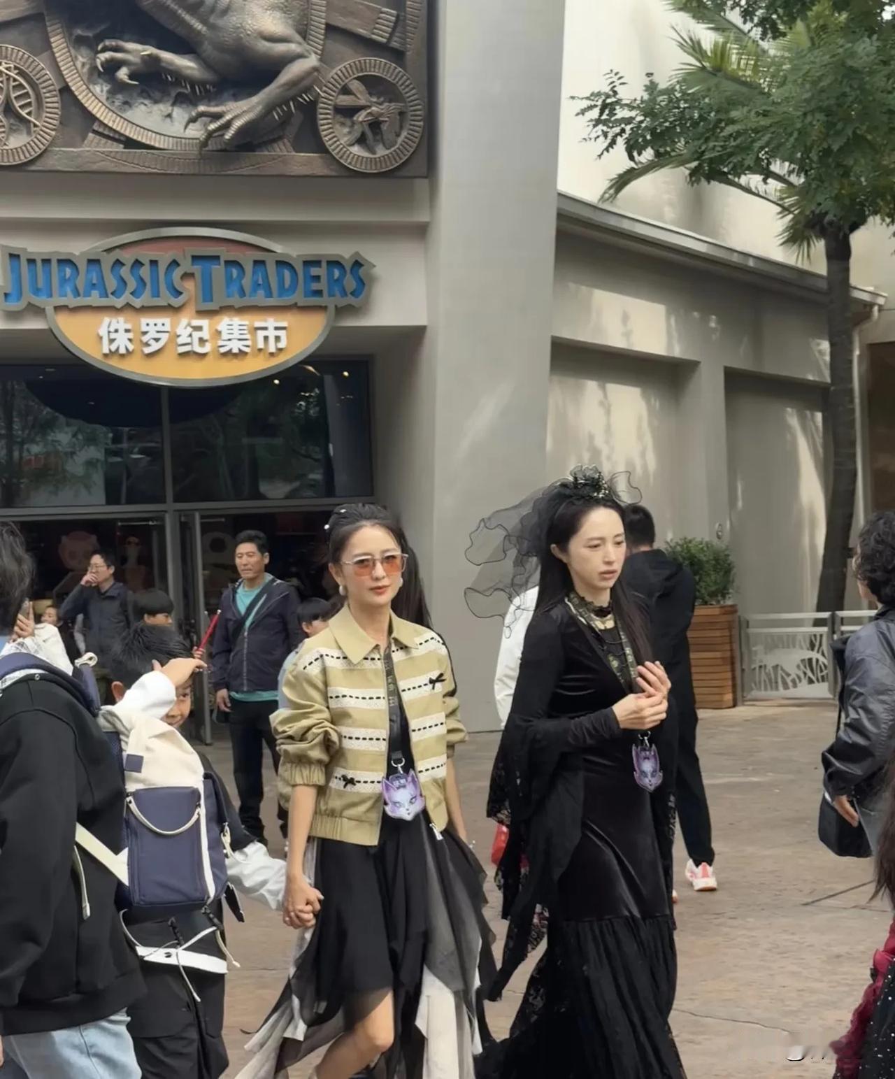 佟丽娅和董璇的关系真好，不管是去哪里都在一起玩，而她们俩的孩子是不是要打算出道做