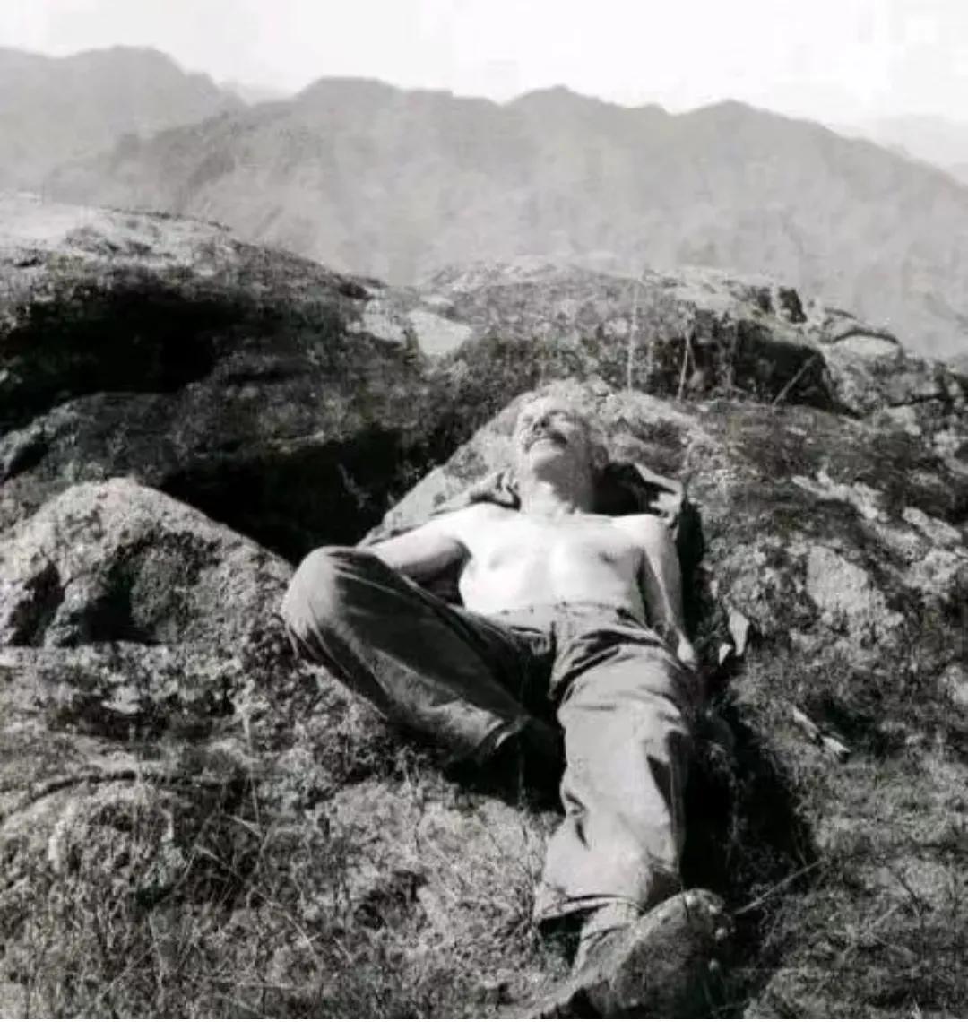 1939年，白求恩工作的间隙，躺在一块大石头上休息，摄影师沙飞给他拍下了这张照片