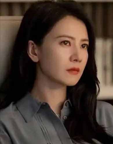 高圆圆出演《绝密较量》，是因角色极具魅力与挑战。她饰演的赵亚苎身份复杂，与以往形