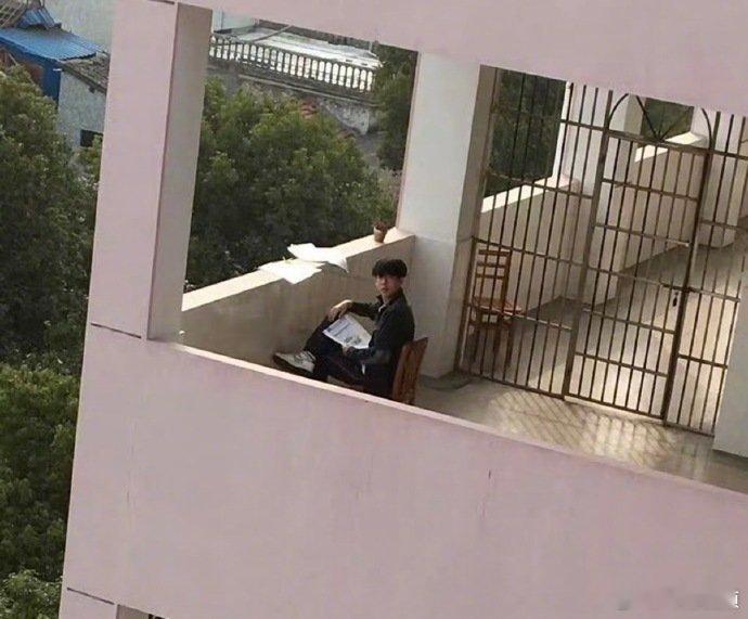 王安宇10年前备考旧照 王安宇10年前备考旧照，有种时光穿梭的感觉~ 王安宇十年