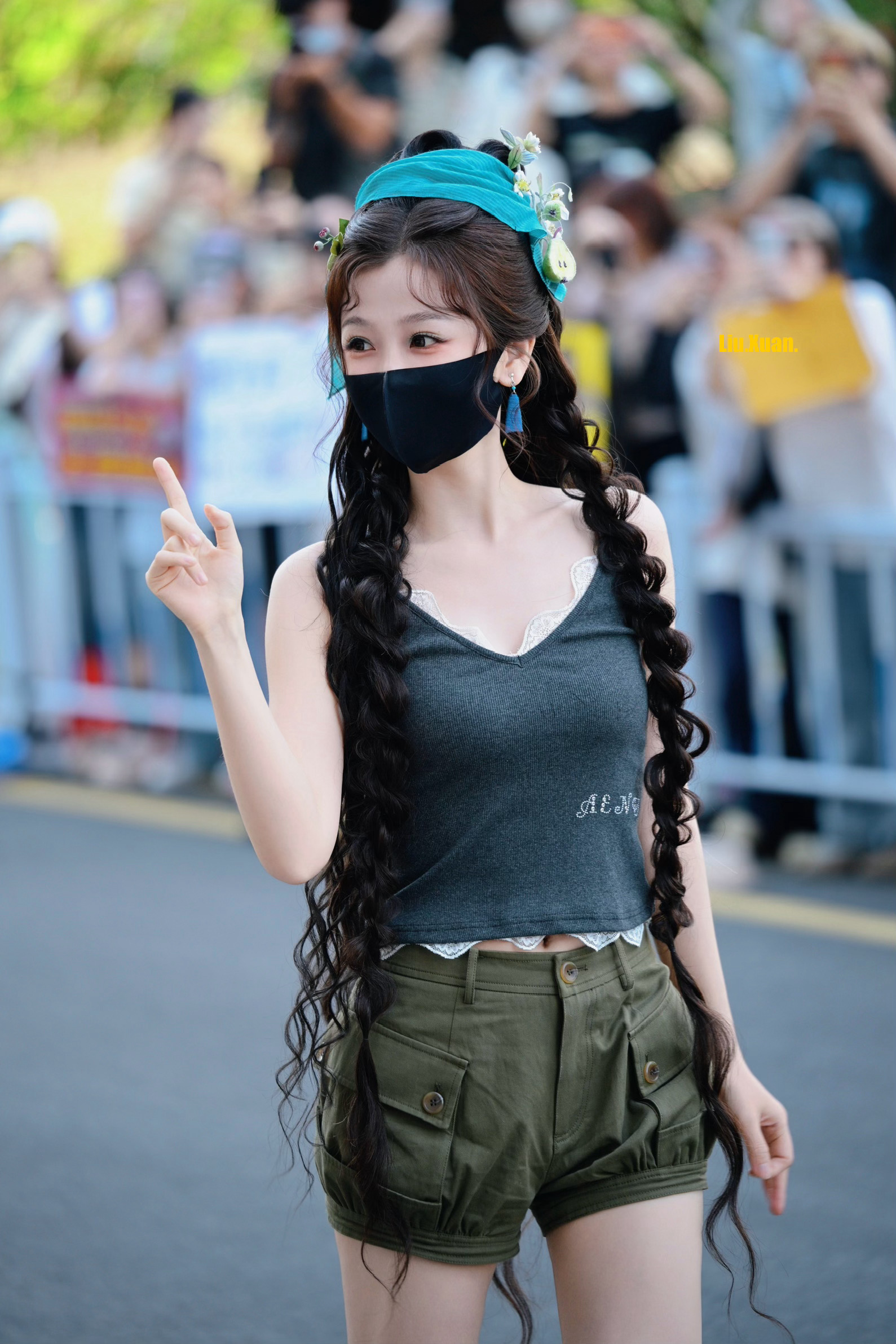 周梓倩探班虞书欣我们婧妹双向奔赴的友情呀👭周梓倩好好陪伴认真拍戏的欣欣吧，静待