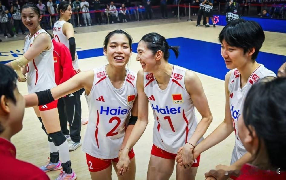 中国女排在亚锦赛上的最后一场小组赛以3:0完胜中国台北队，三场小组赛一局未失，直