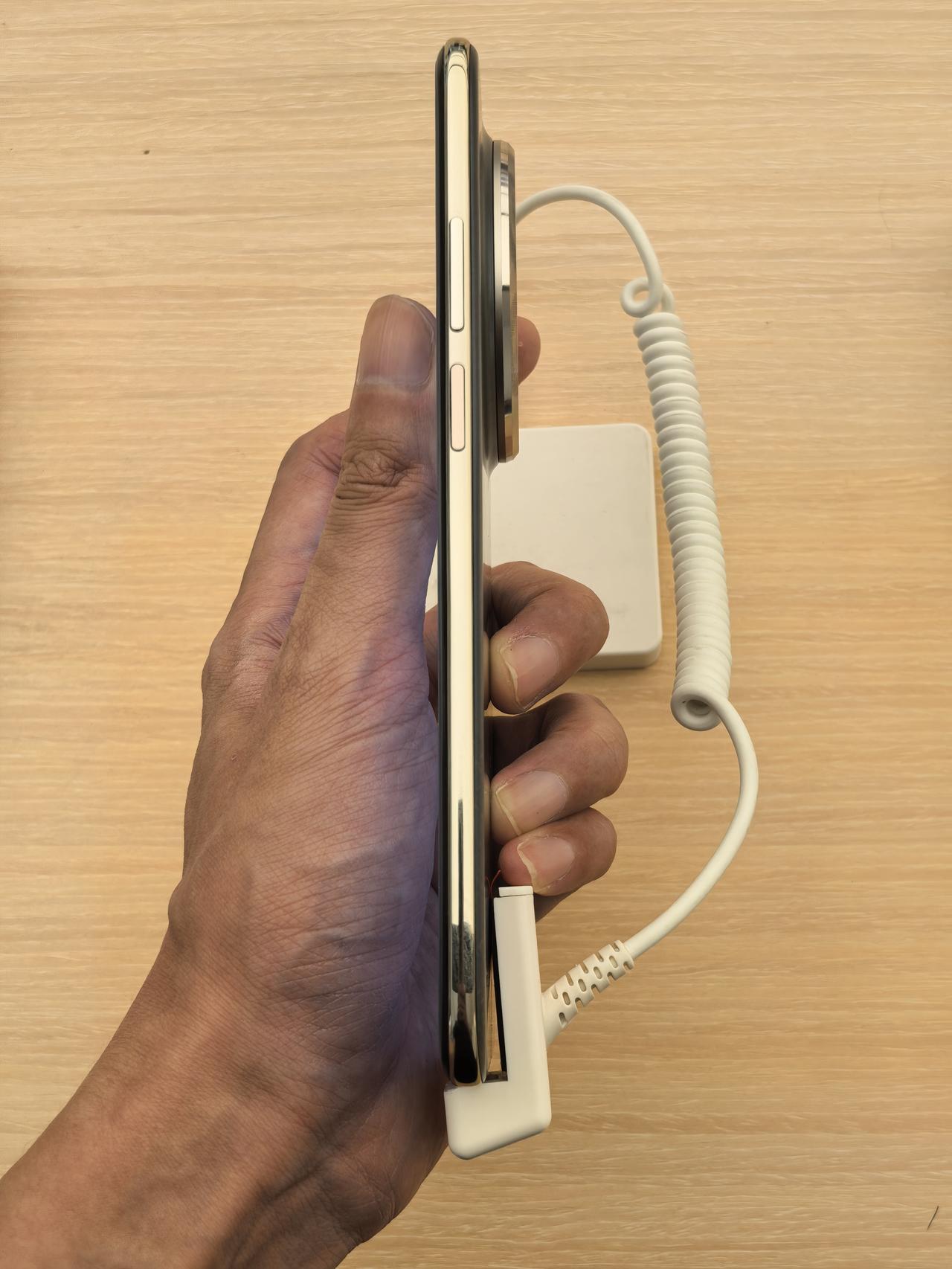 华为Mate 70 Air手感挺舒服，并不觉得重，个人认为超薄手机还是做成微弧中