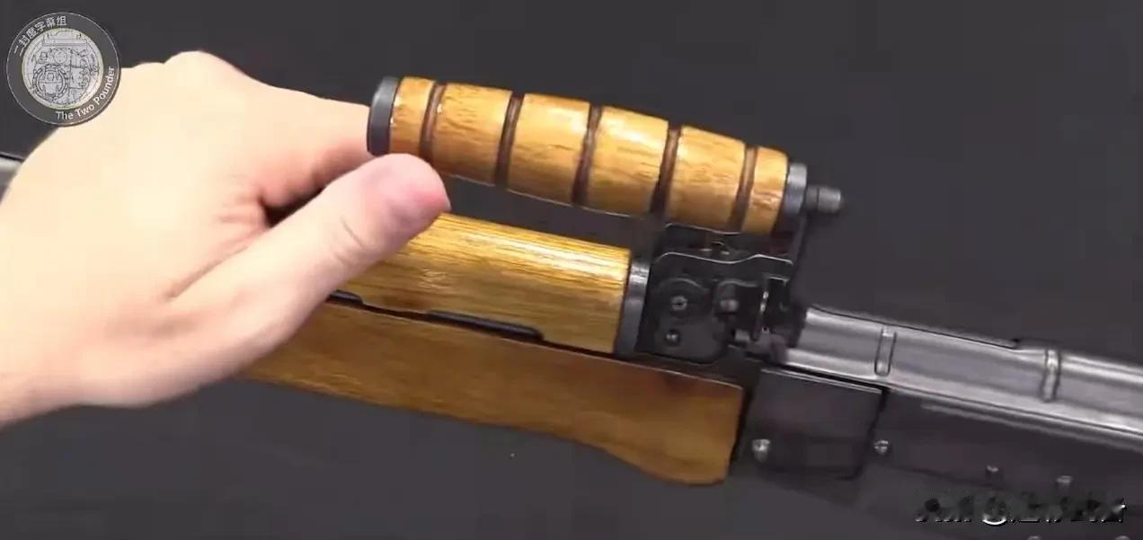 八一式班用机枪反人类的提把设计是为了方便更换枪管？
        一篇有关八一