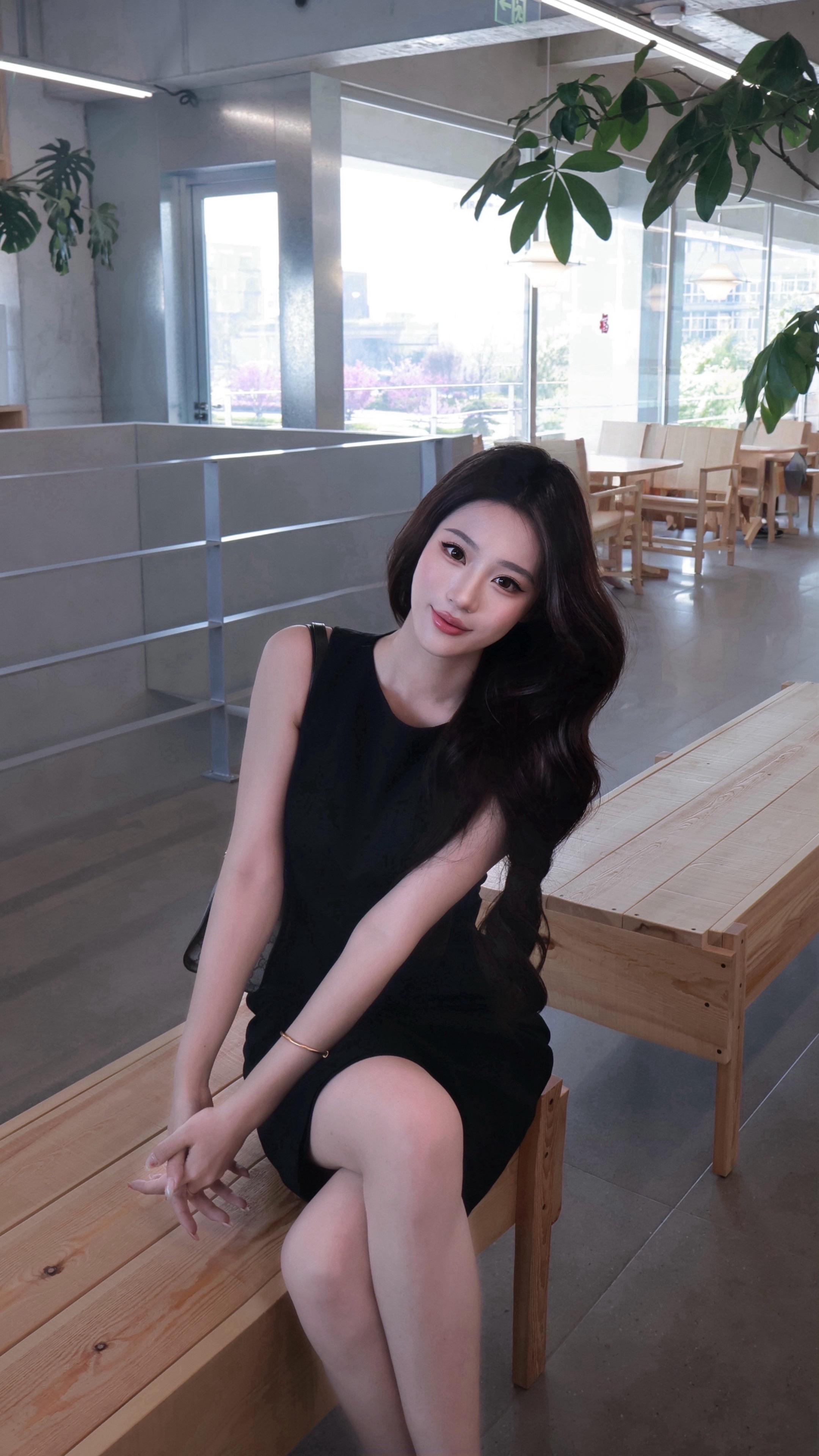女孩你别太天真 没有人会爱上纯粹的你 每个人都在衡量你的价值