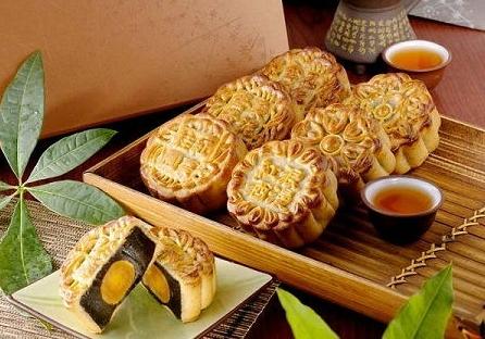 大家发现没有？过去最靠“面子”撑起来的几门生意，这两年都在悄悄变。

先看月饼。