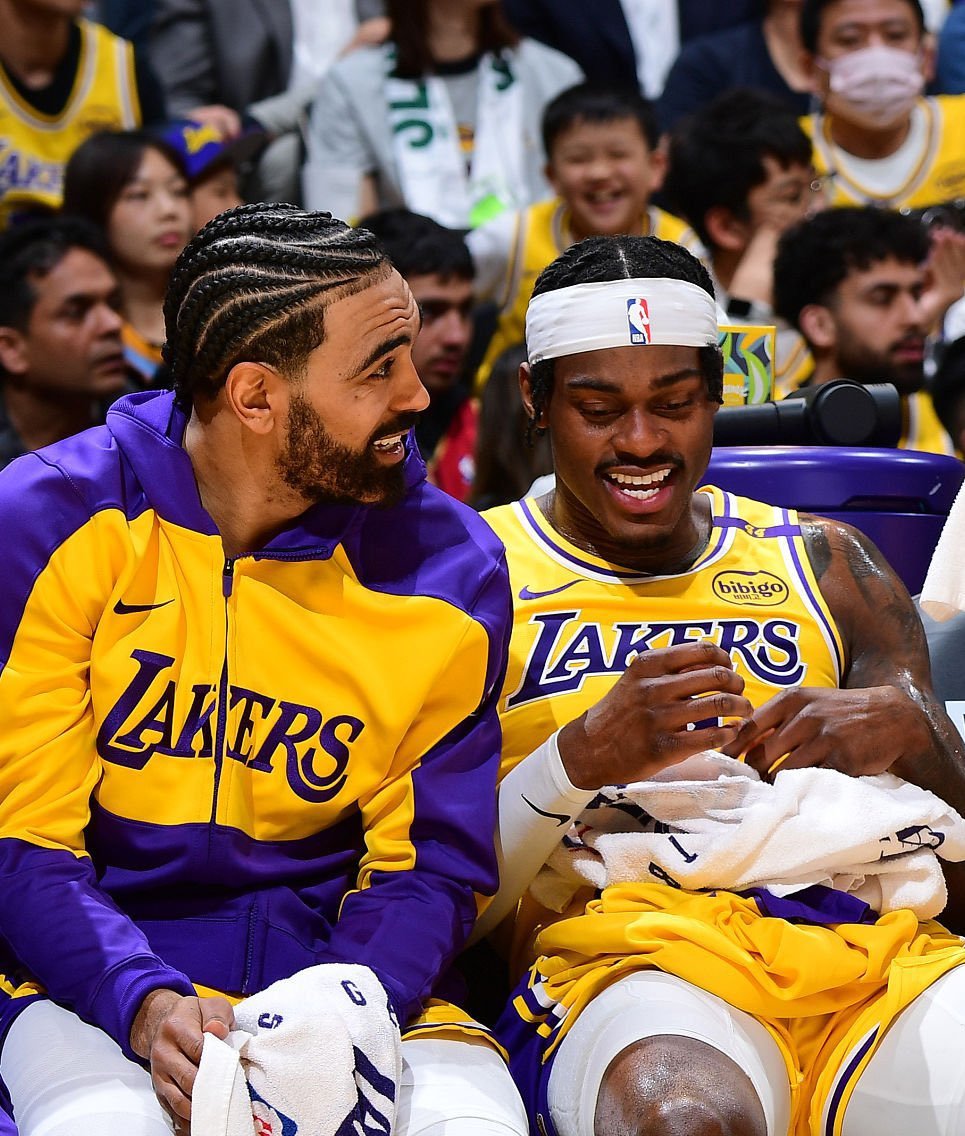 NBA记者Sean Deveney报道，湖人队此前曾有多次机会将文森特和范德彪纳