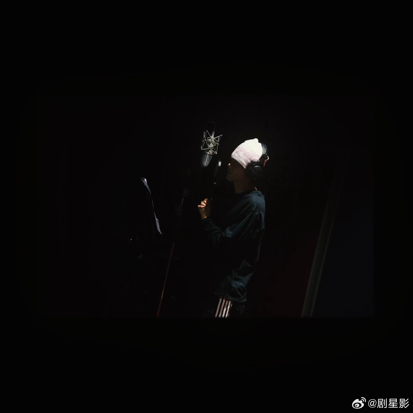 曾舜晞能开个灯吗 曾舜晞能开个灯吗，让我康康录音室里认真录歌的你有多帅哇塞曾舜晞