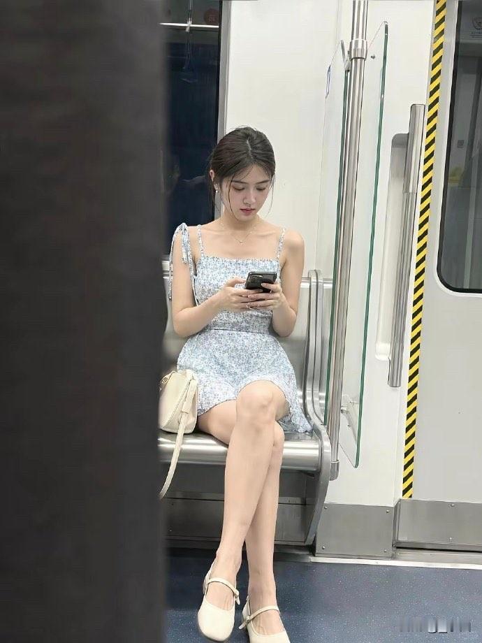今天坐地铁，碰到一个女生，真的有点惊艳。
不是那种网红脸，越看越觉得漂亮。
说实