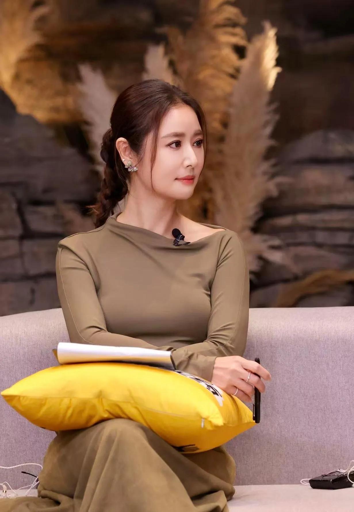 林心如这状态也太绝了！扎起低马尾辫瞬间减龄20岁，橄榄绿斜领连衣裙温柔又大气，简