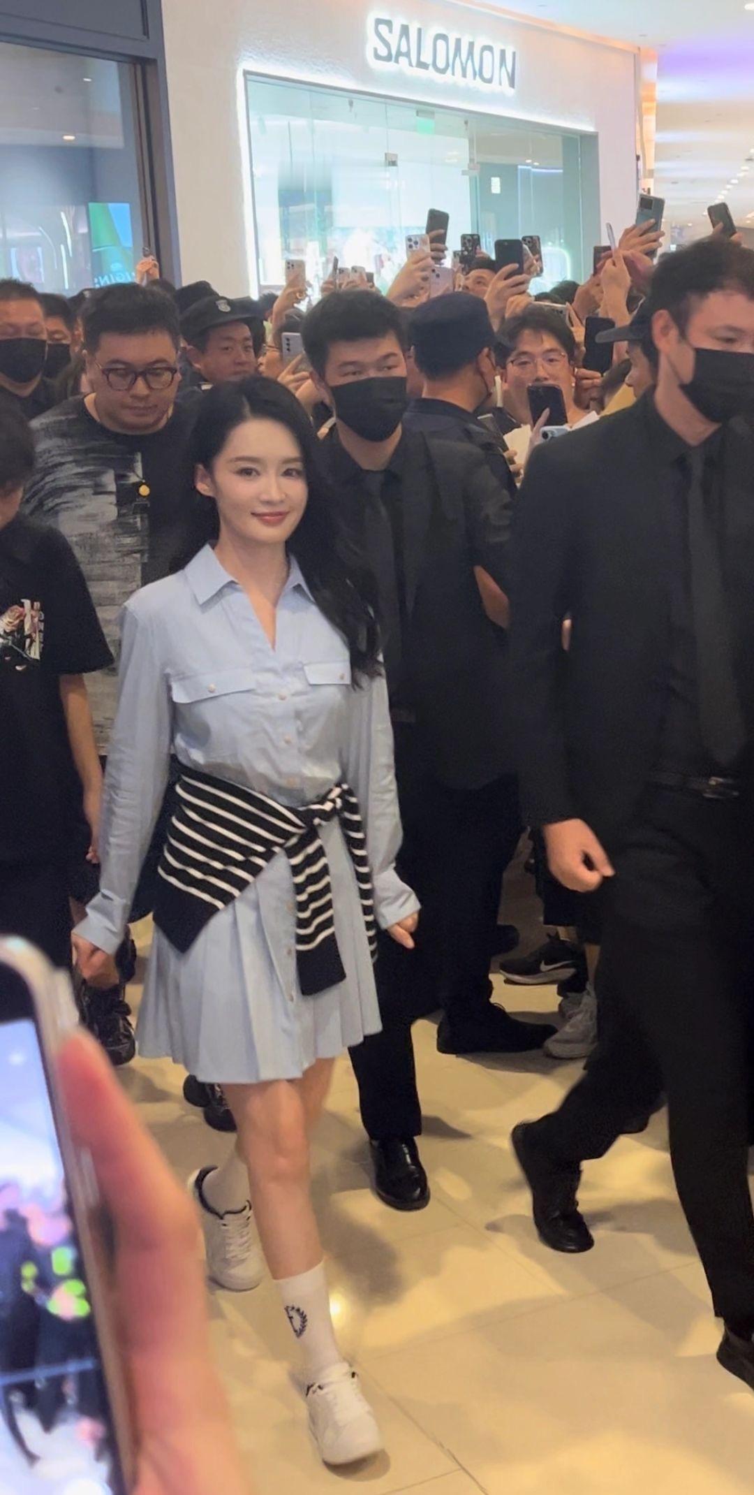 在现实中偶遇明星，真是令人意想不到。荧幕上的她似乎个子瘦小，实际上身材却出乎意料