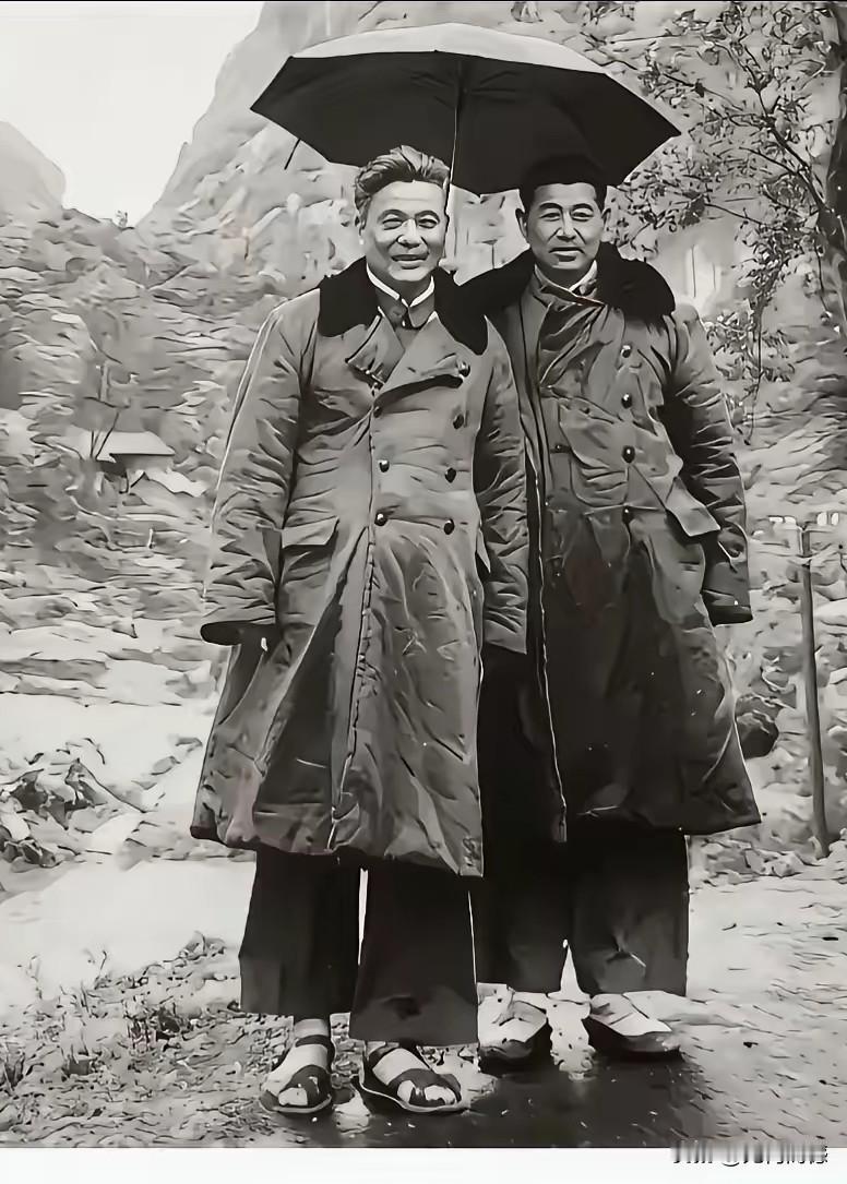 邓稼先这张照片，看起来有些很特别，拍摄照片的时候，打着雨伞，说明天上正下着雨，他