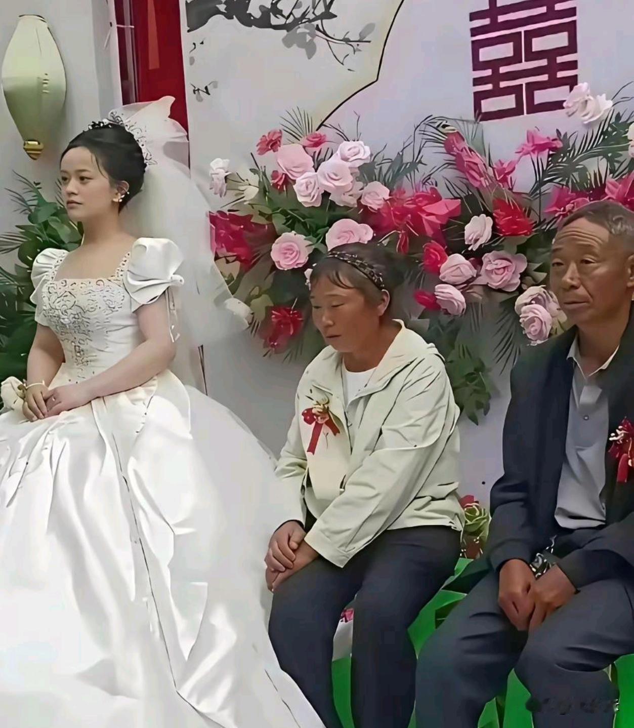 为了给儿子娶媳妇，看老两口的表情真不容易