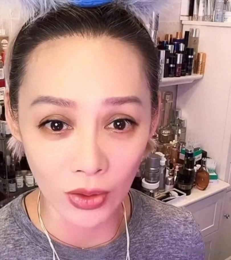 当全网还在扒汪峰宁静“桃花坞亲密互动”的恋爱实锤时，
峰哥转头就被拍到和森林北甜
