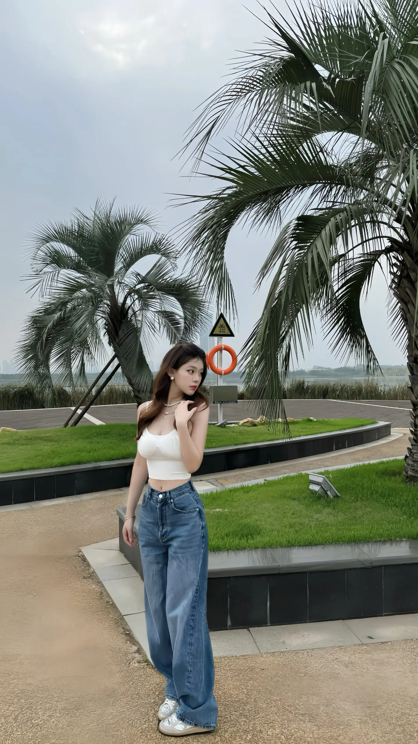 风吹乱了我的发丝 我才意识到 我是如此鲜活