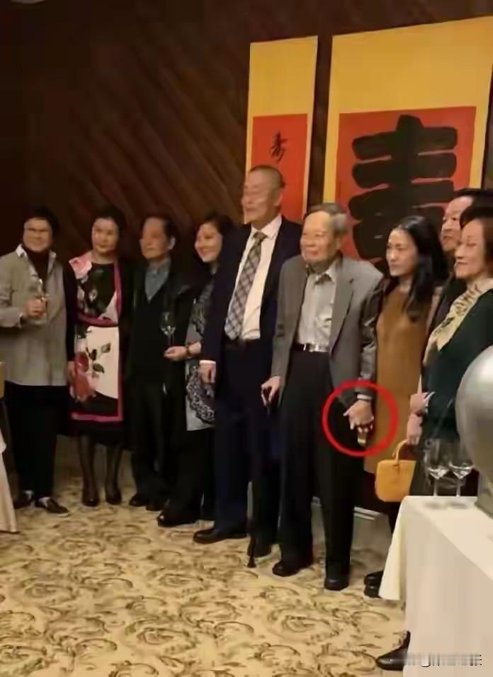 杨振宁去世后，49岁的翁帆未来的路确实引人关注。有人觉得她再婚会困难，但她若遇到