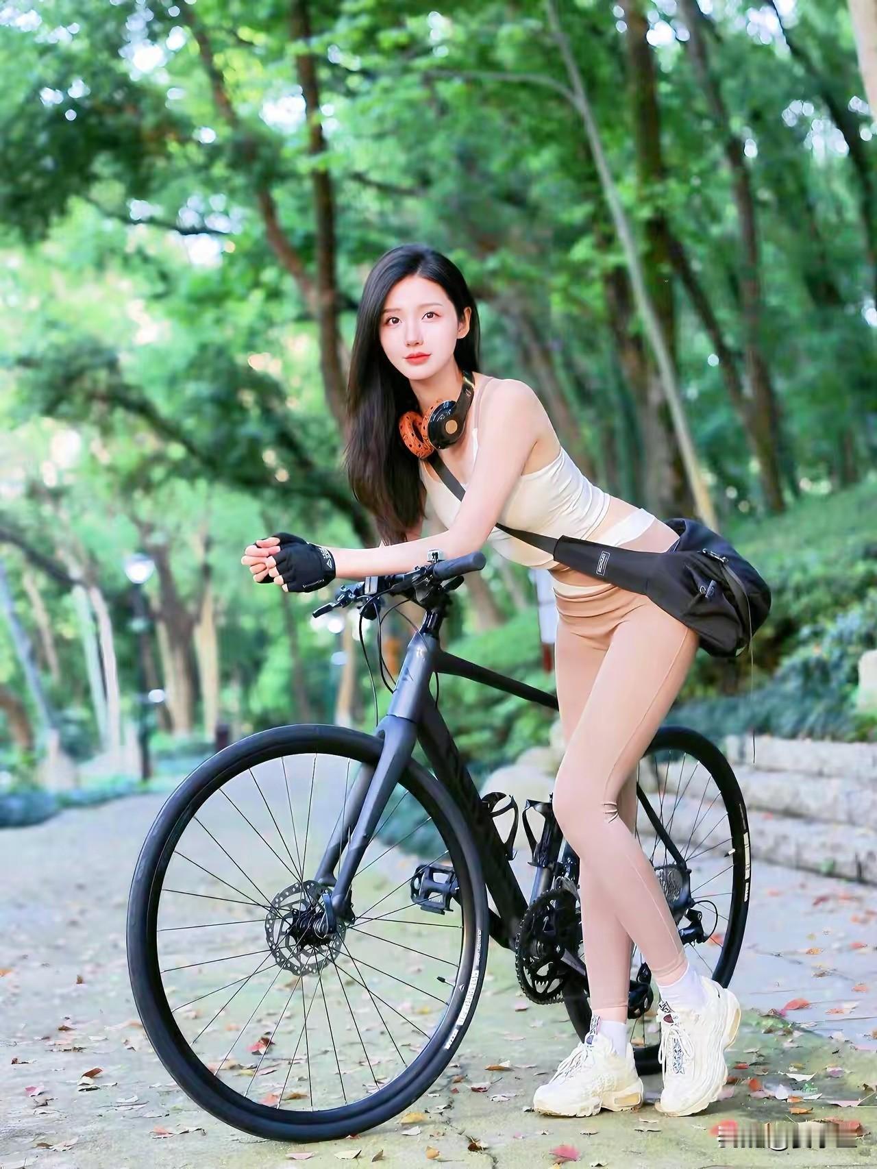 心头死死揪着
一件事或一个人，
明明不甘又放不下，
越想解套却越缠绕窒息。
表面