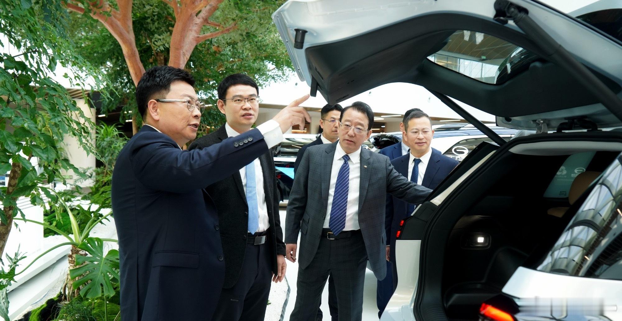 重磅联动！老余带队探店广汽，与董事长冯兴亚体验搭载华为乾崑智驾+鸿蒙座舱的车型—