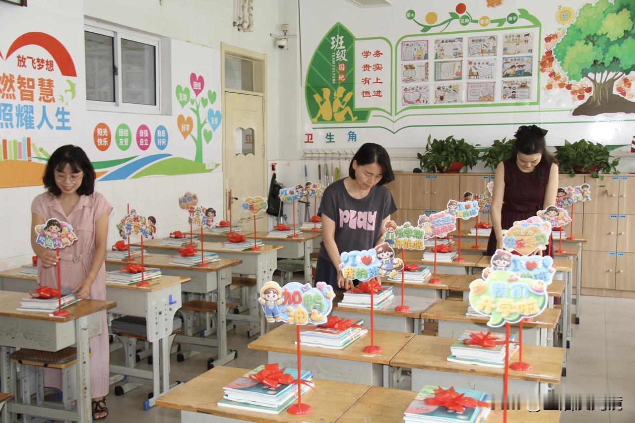开学第一天，校园和教室真是争奇斗艳！
曾几何时，开学第一天学生大扫除，安排座次，