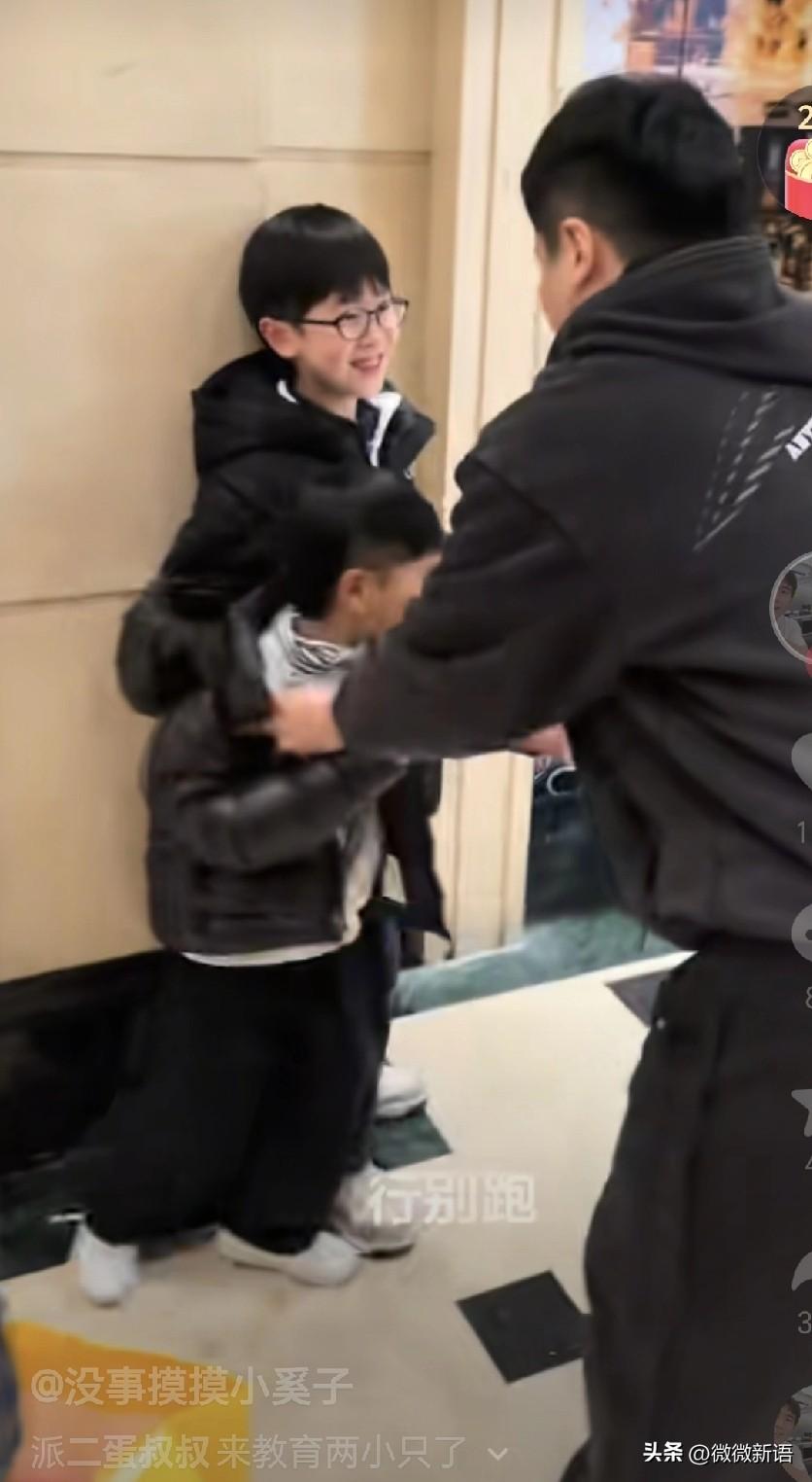 二宝被二蛋叔叔吓得哭了。
凉皮果然是大了，不怕二蛋叔叔，看到有网友说：“笑死了，