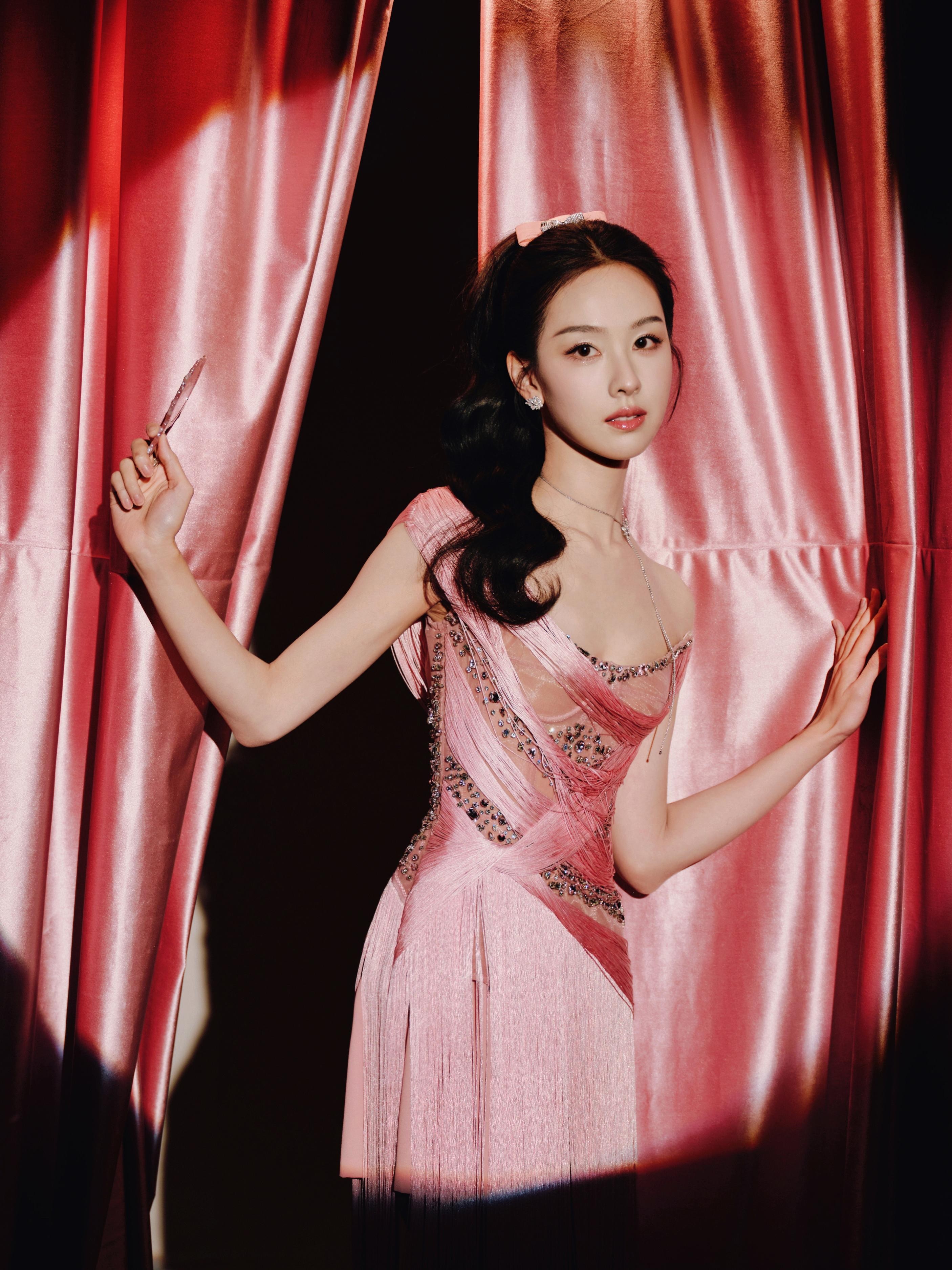 陈都灵丨东方卫视跨年晚会鬼马摩登女郎，粉色魔力掌控全场！ 