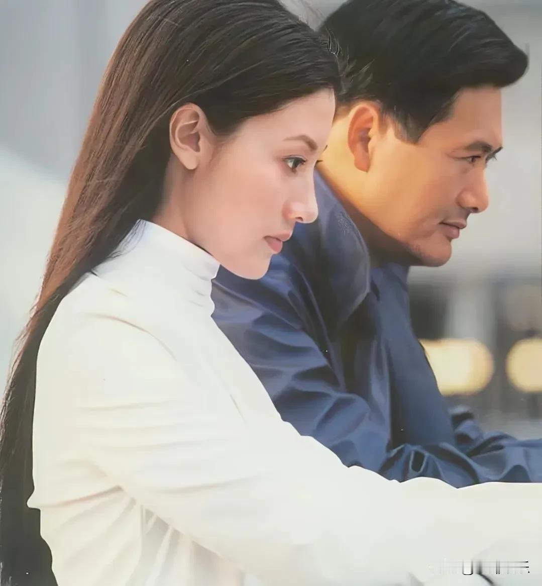 看这张照片就明白李嘉欣为什么是百年难遇的大美人，她五官立体完美，可以说是独一无二