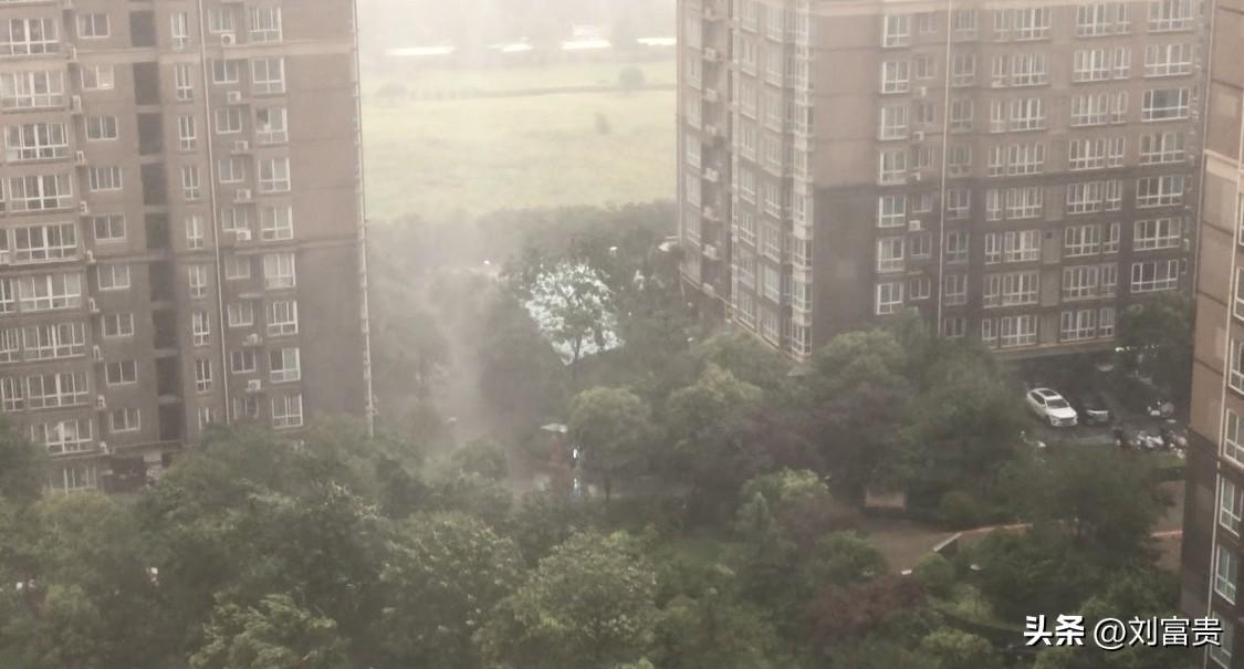 刚才还是倾盆大雨，几分钟又晴空万里了。

现在下雨就像小孩的脸，变化无常。
