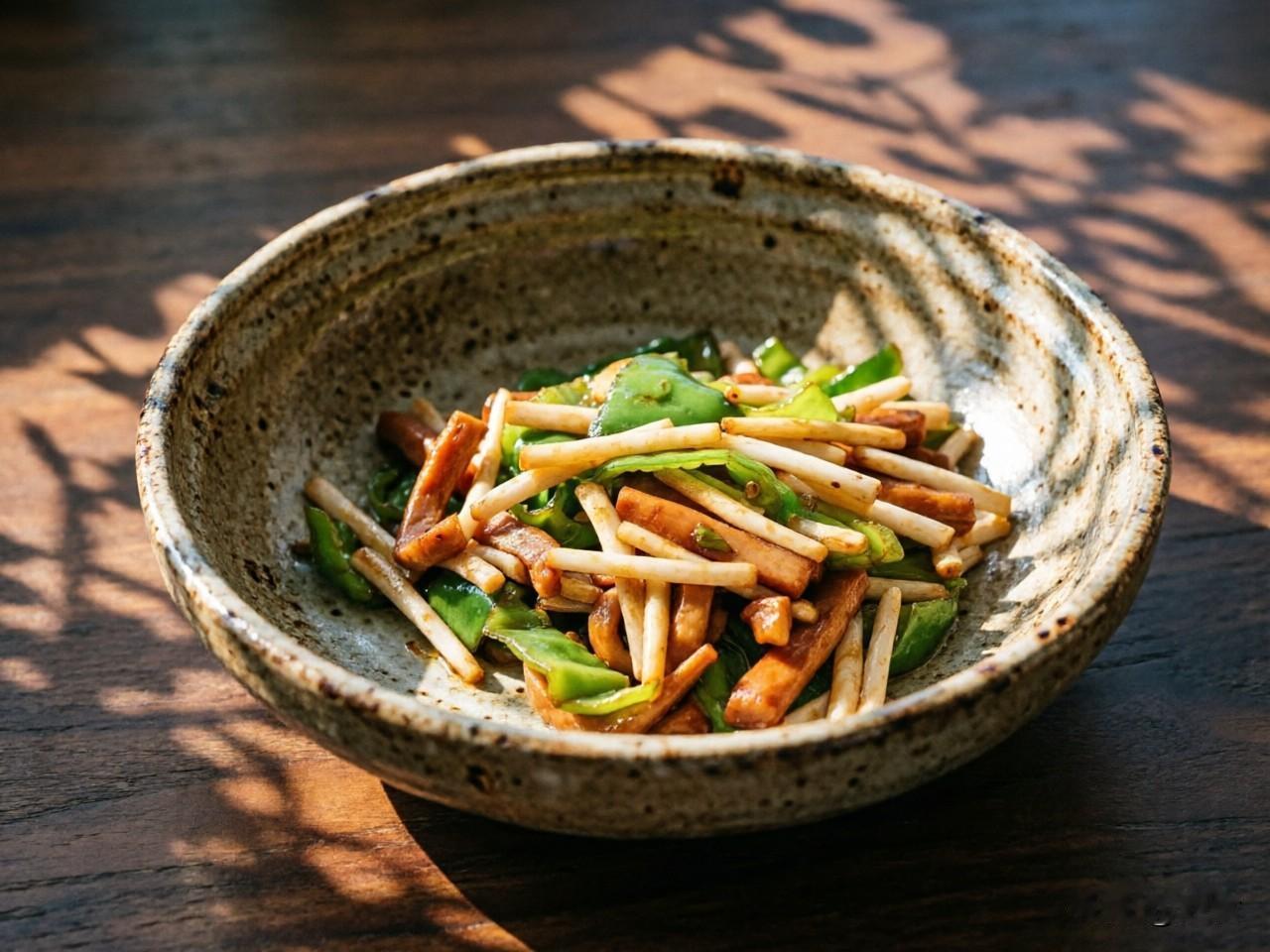 皱皮椒梅肉炒花生芽

【食材准备】

主料：猪梅肉 200克（切薄片），皱皮椒 