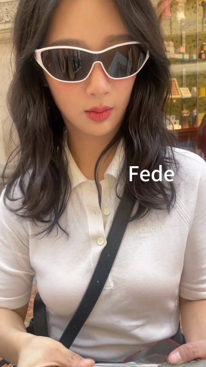 杨紫海外行程时被路人偶遇路人偶遇被杨紫美貌征服毋庸置疑，真的被这个路人偶遇视频美