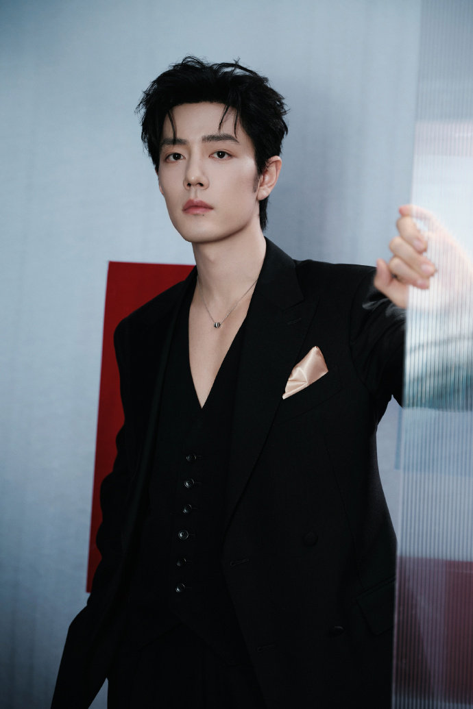 肖战进入齐夏状态 肖战眼神有种谁都不爱的高智感肖战进入齐夏状态，这眼神有种谁都不