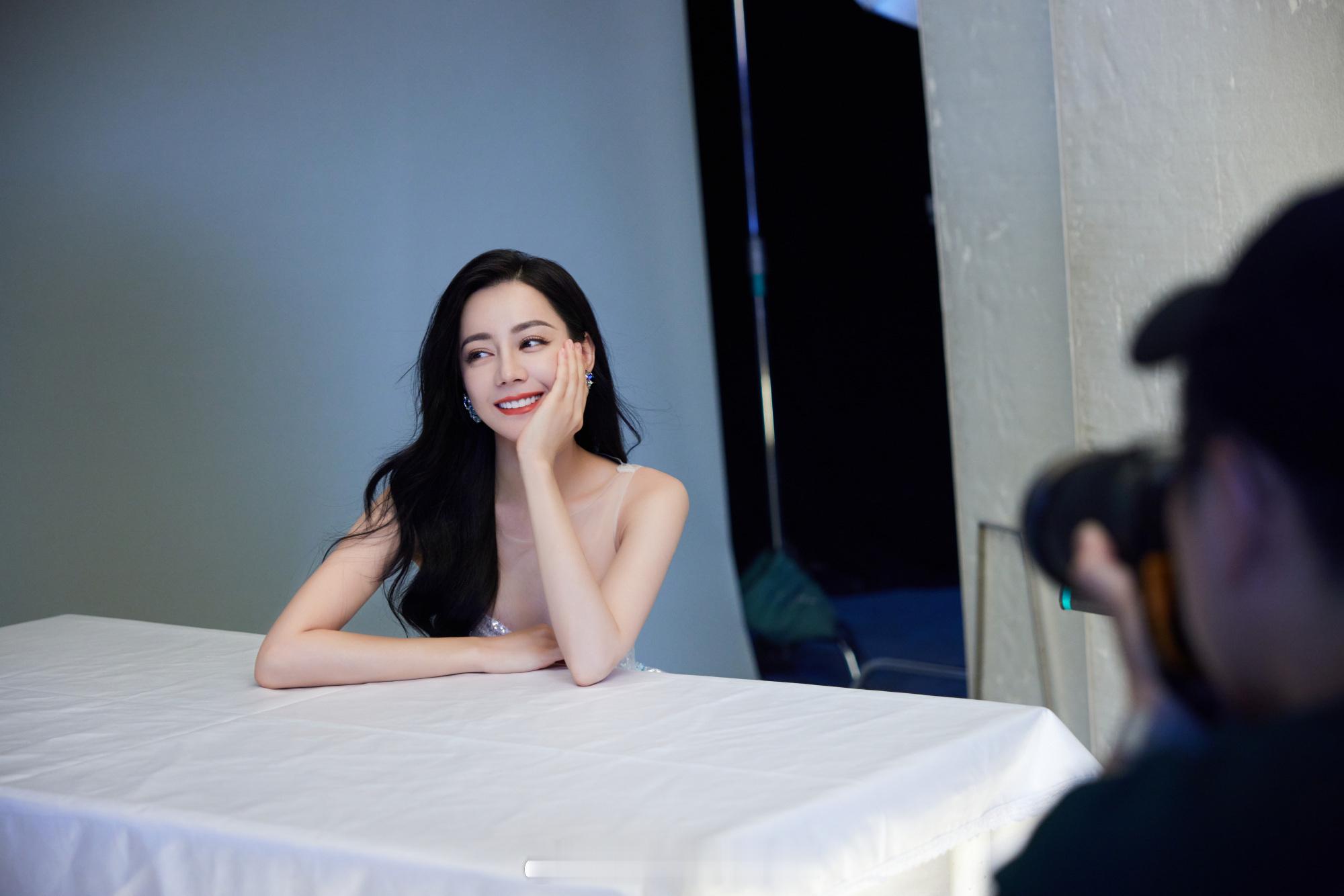 迪丽热巴全新写真大片百变穿搭 ​​​
