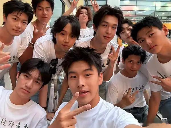 我以为Tony学校团建，你说这是中戏表演班 