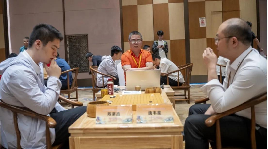 长老连胜再施玄法
18战将豪取两连胜

26届三国古战场杯中国围棋甲级联赛赛会制