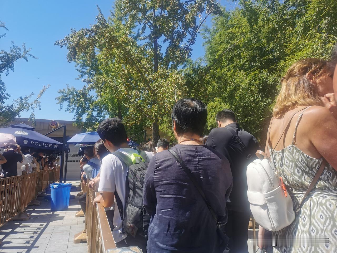 盛夏晴空下，朝圣的人们，心怀崇敬，排着长长的队伍在烈日中缓缓前行。

大家有序排