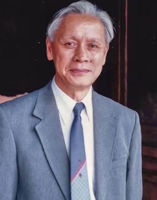 1959年，他趁着妻子出差，偷偷把一管液体灌入刚满一岁的儿子嘴里，看着儿子天真的