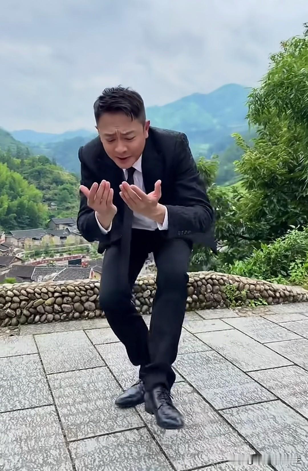 小天舞蹈水平一般，但他多才多艺，身材保持出色，且坚强地热爱生活，这样的他深受大家