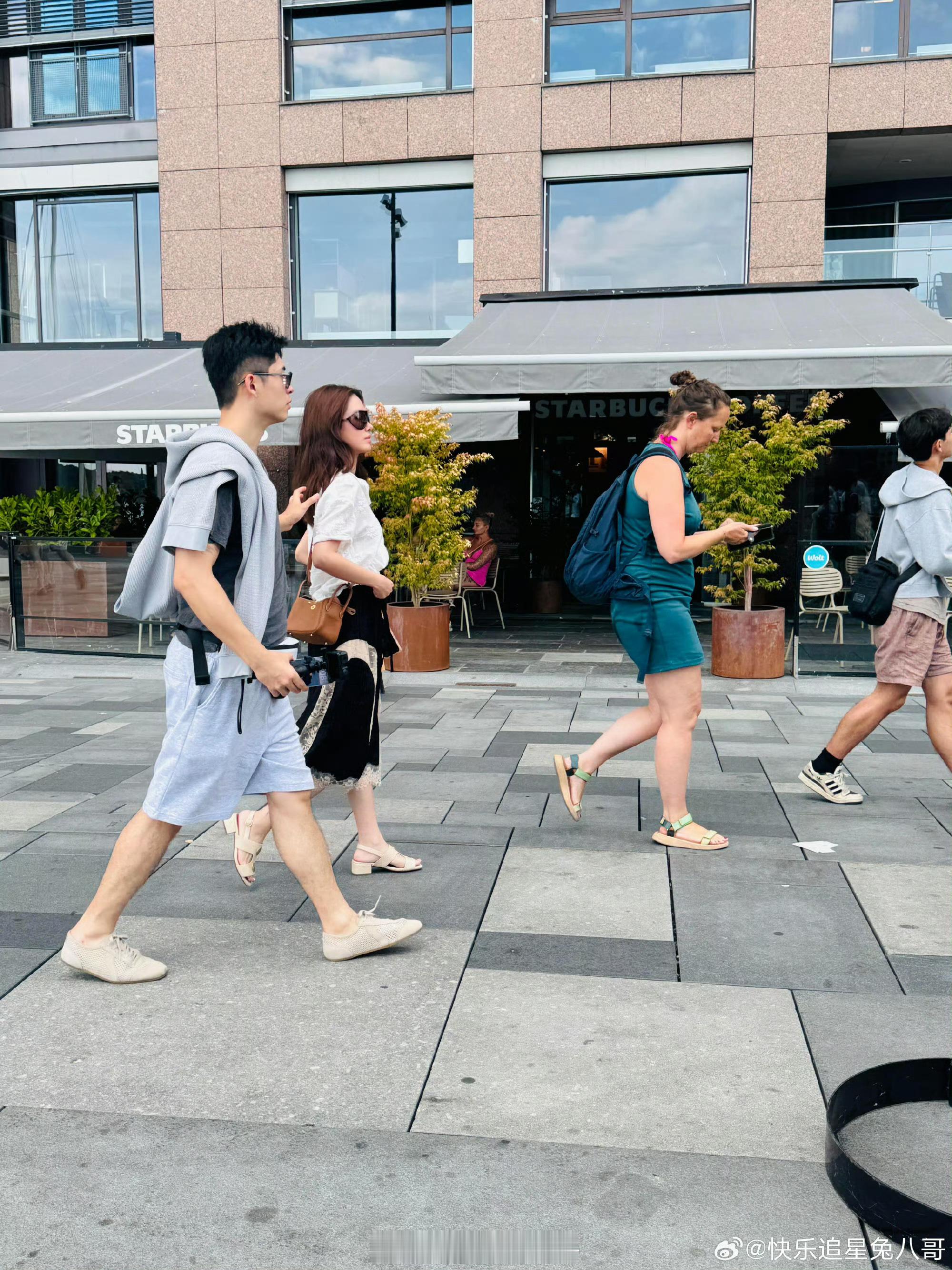 杨采钰和老公挪威度假挪威偶遇杨采钰夫妇 杨采钰和老公挪威度假，夫妻俩好般配 
