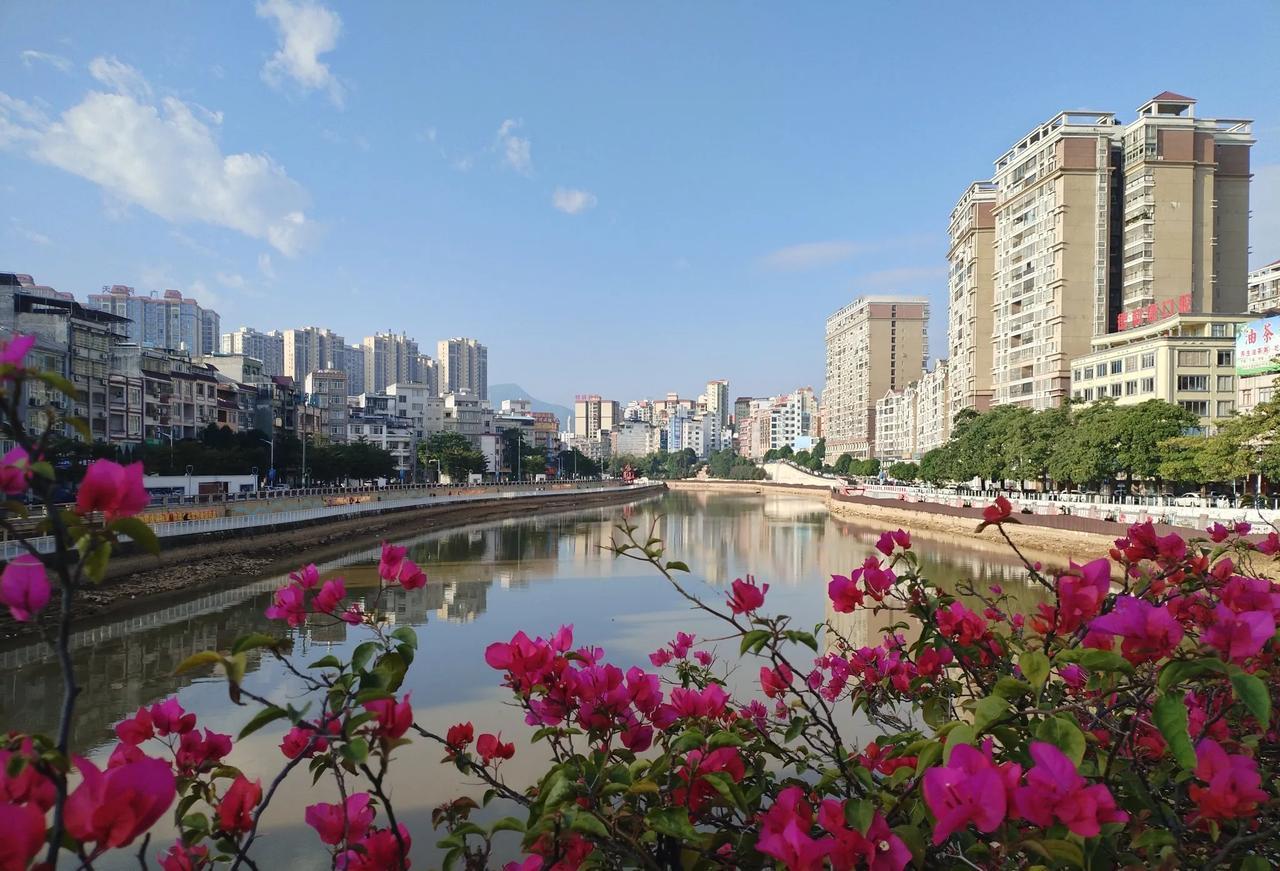 日出江花红胜火，秋来江水绿如蓝。——岑溪义昌江