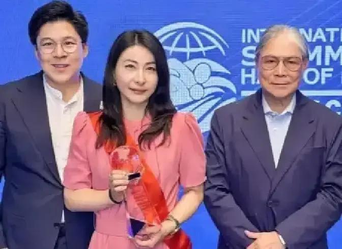 郭晶晶坐主桌，豪门规矩为她改
 
香港那场饭局，座位表提前一周就定好。老钱家把郭