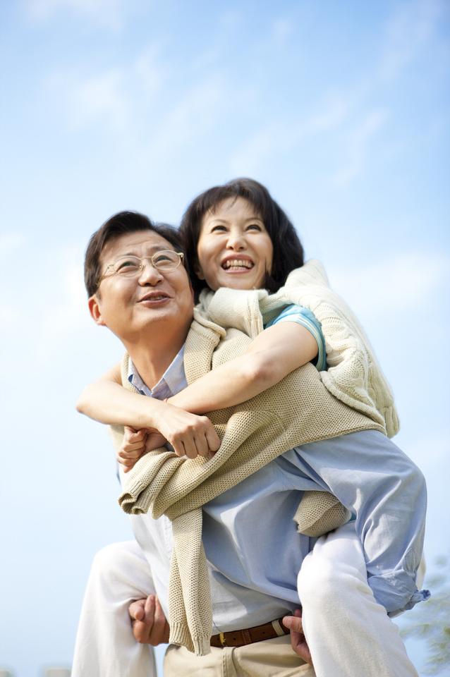 没本事的男人在家对老婆发脾气，常常把在单位里受到的委屈一股脑的发泄给老婆，怨老婆