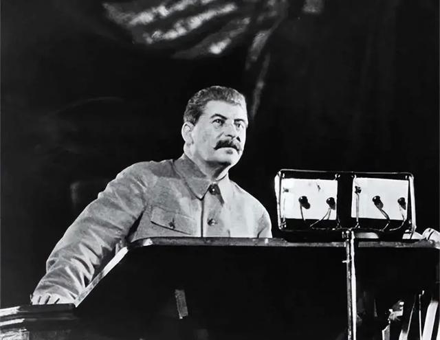 年轻时的斯大林，身高只有1米65，却是高加索的悍匪。尽管如此，他英俊潇洒，体魄健