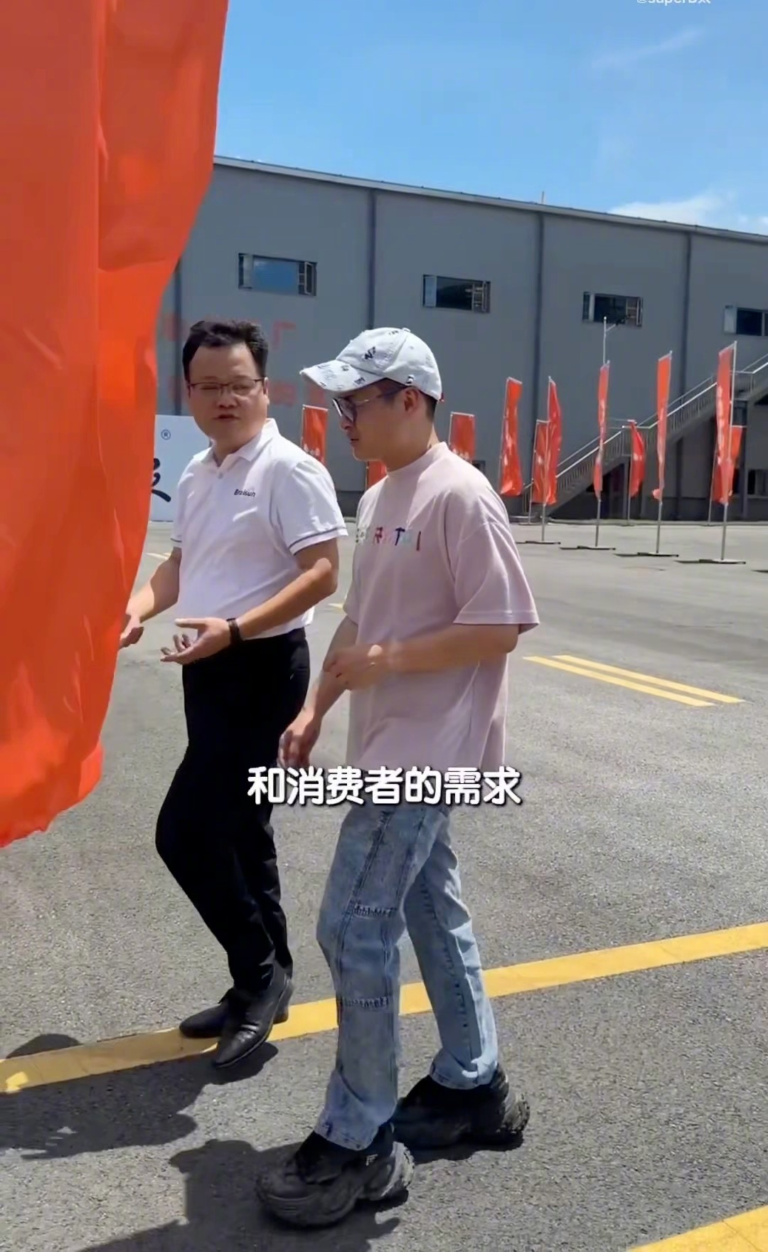 测评博主B太最新发布的"白象工厂探秘"VLOG真是让人眼前一亮！镜头里，从面粉到