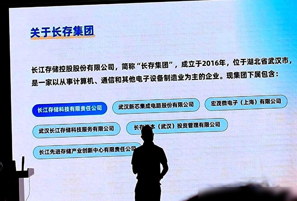 听在华科的朋友说，长江存储去他们学校招人，那场面，跟抢白菜似的，学生们挤得里三层