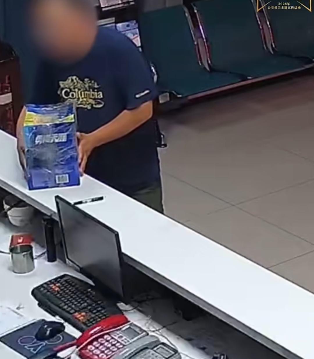 货运小哥敏锐识骗局，保住群众两万余元钱款
 
近日，一名货运小哥凭借敏锐的反诈意