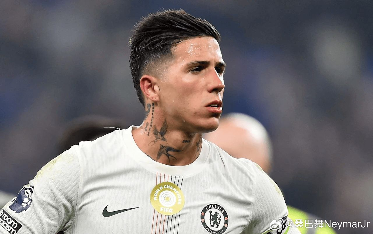 恩佐 场内外多次发泄情绪+公开谈未来，引发队友不满切尔西 副队长恩佐·费尔南德斯