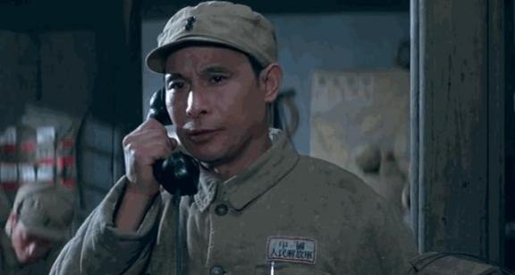 国军少校的儿子谢伟才，因出演粟裕找到在淮海战役中失散多年的家人，一生命运与粟裕紧
